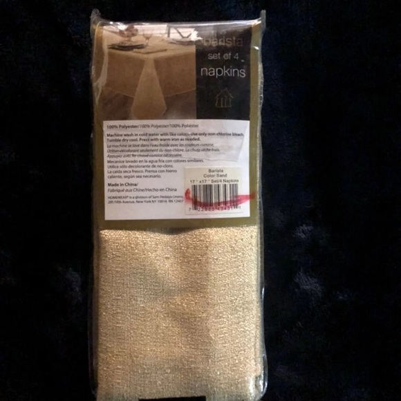 Unopened table napkins - Picture 2 of 2